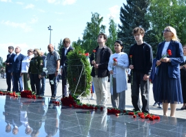 Омские профсоюзы возложили цветы в парке Победы