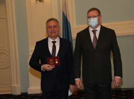 Губернатор вручил жителям Омской области государственные награды и почетные звания