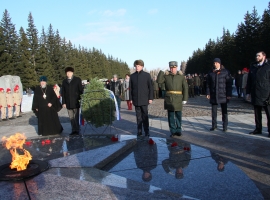 В Омске возложили цветы к воинским мемориалам