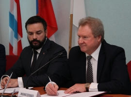Профсоюзы Омской области и города Стаханова заключили соглашение