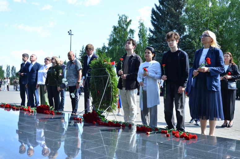 Омские профсоюзы возложили цветы в парке Победы
