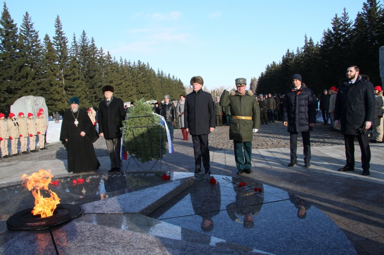 В Омске возложили цветы к воинским мемориалам