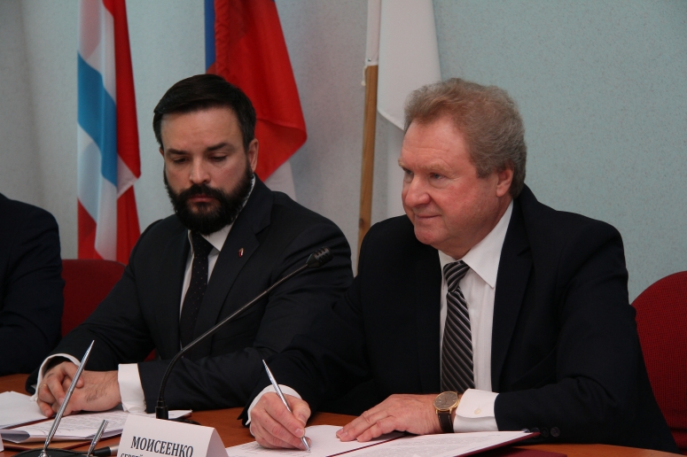 Профсоюзы Омской области и города Стаханова заключили соглашение