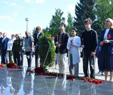 Омские профсоюзы возложили цветы в парке Победы
