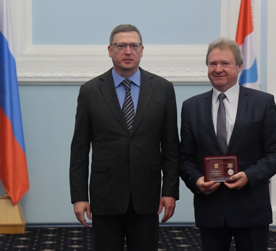 Губернатор Александр Бурков вручил омичам награды
