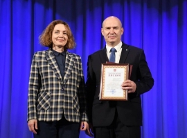 С наградами и песнями